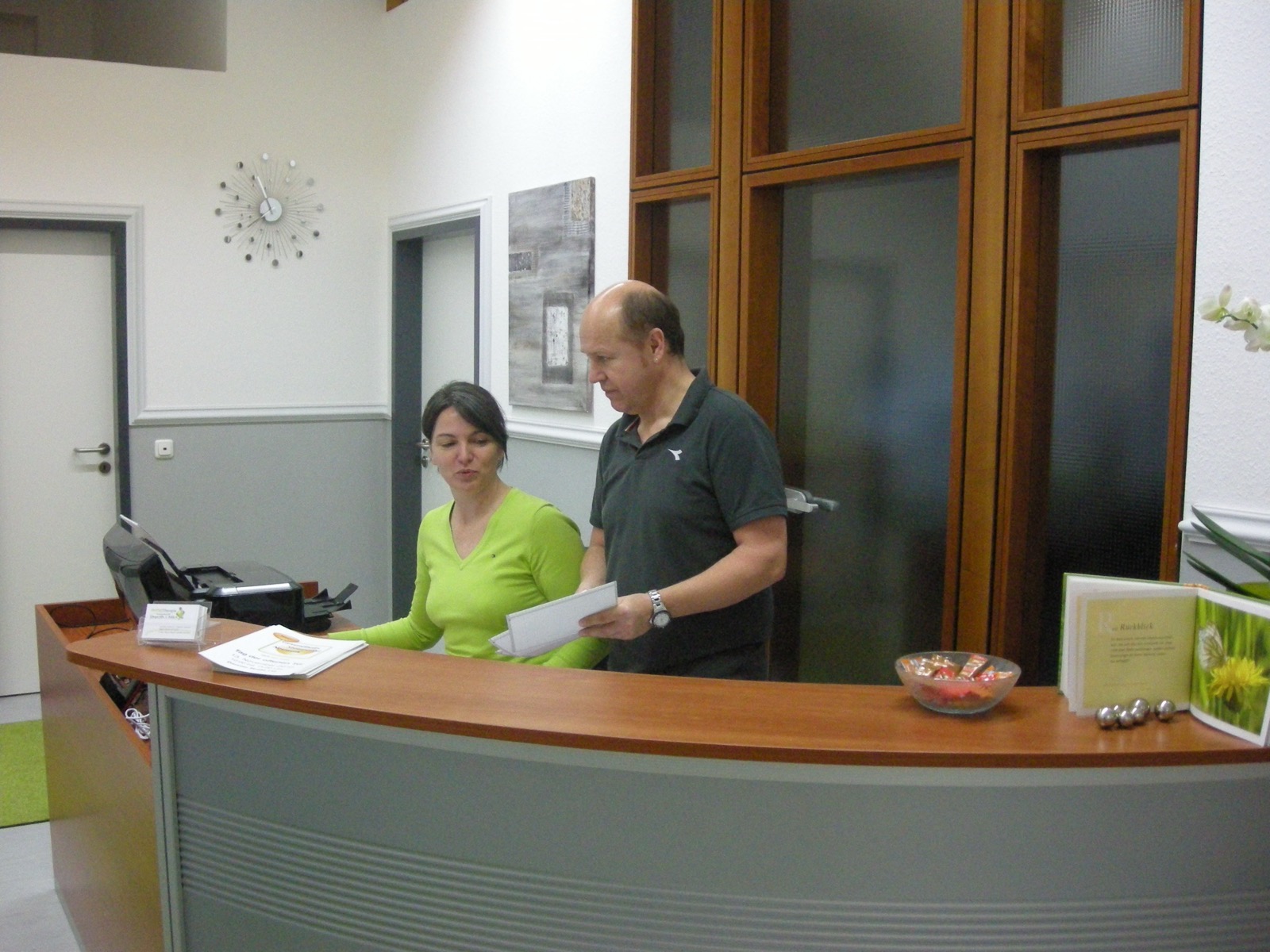 Einladender Empfangsbereich mit freundlichem Ambiente